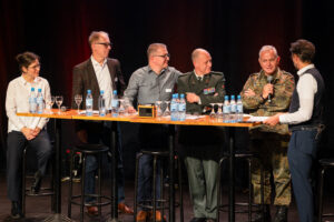 Vertreterinnen und Vertreter von Deutscher Bahn, Bundeswehr, belgischem Militär, Hafen Antwerpen-Brügge und go.Rheinland diskutierten Engpässe.
